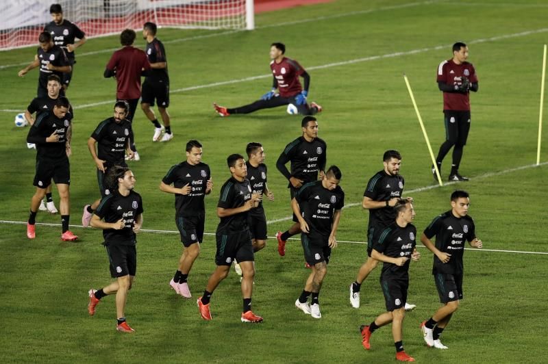 Con Guardado al frente, México se entrena para sus partidos de eliminatoria