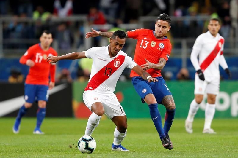 El bético Bravo y el cadista Alarcón apuntan a la titularidad con Chile contra Perú (Previa y posibles onces)