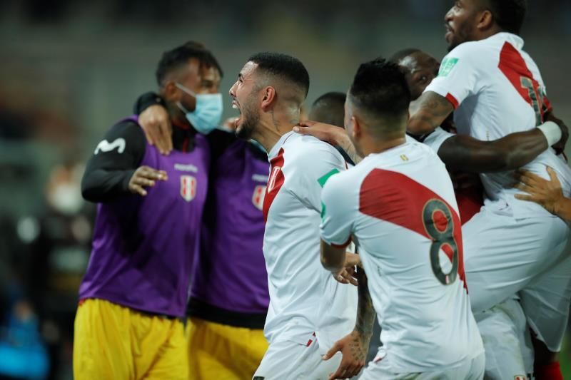 2-0. Perú sigue en la pelea por llegar al Mundial y deja descolgado a Chile
