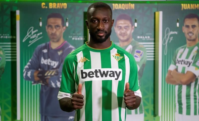 El Betis emite un primer parte médico de Sabaly muy optimista