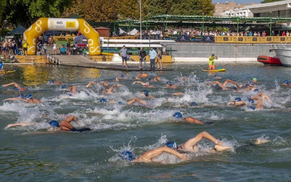 Los nadadores responden en el reto solidario de la Travesía del Guadalquivir
