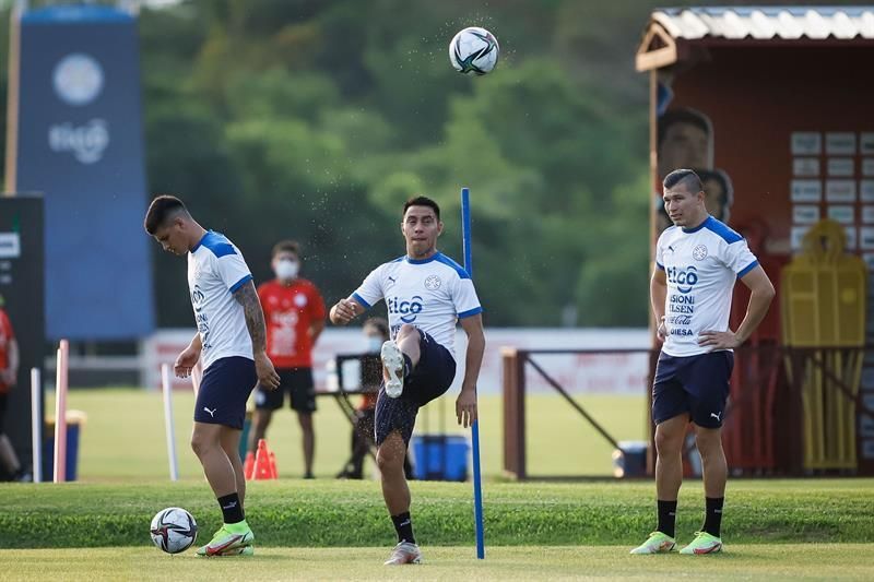 Paraguay realiza primer entrenamiento tras frenar a Argentina y mira a Chile