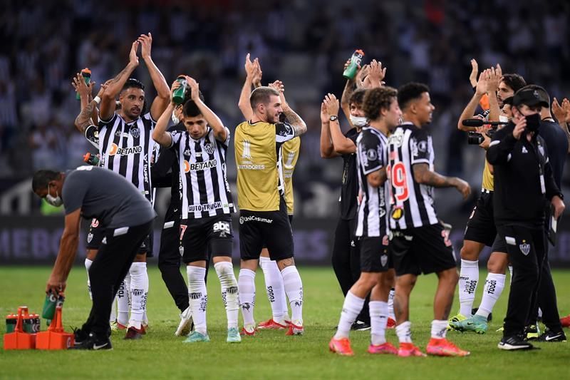 Atlético Mineiro se escapa en Brasil en una jornada de protestas de árbitros