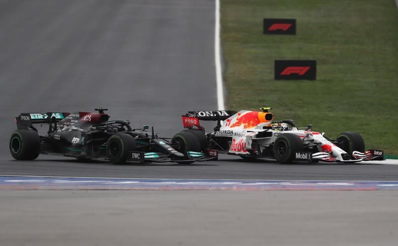 Bottas gana en Turquía y Verstappen festeja liderato en el podio con 'Checo'