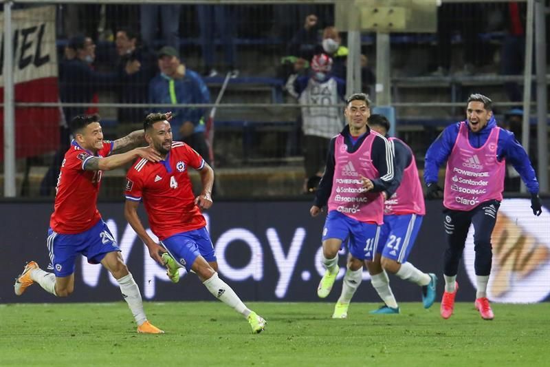 Chile, con Bravo bajo palos y sin Alarcón, vence por 2-0 a la Paraguay de Arzamendia, titular
