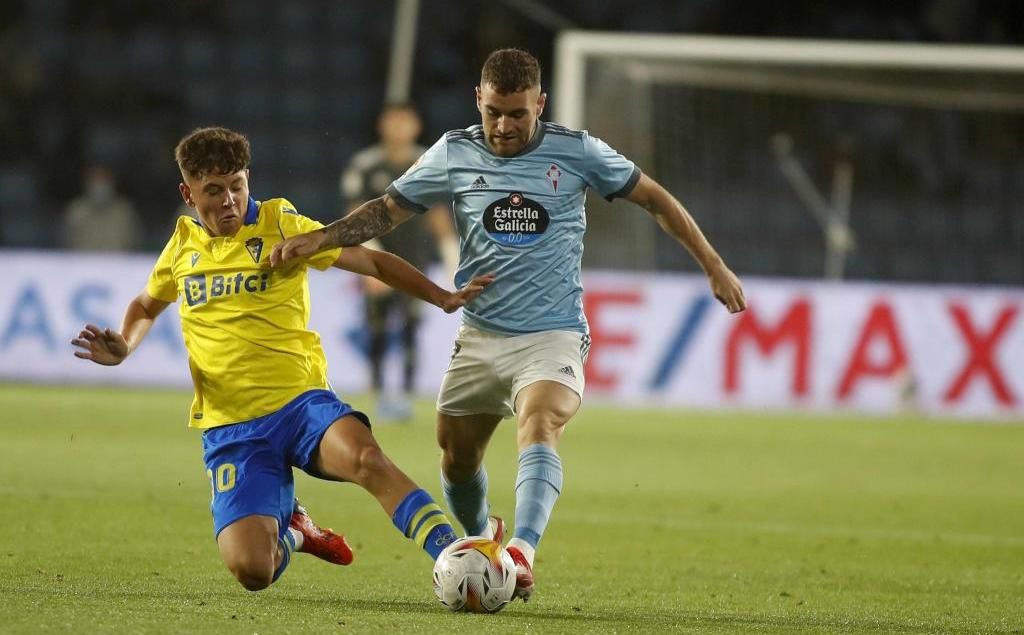 El Cádiz trabaja en blindar a su joven promesa Bastida, seguido por el Sevilla