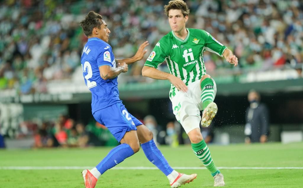 Miranda y los lanzamientos de faltas: un apartado del juego a explotar por el Betis