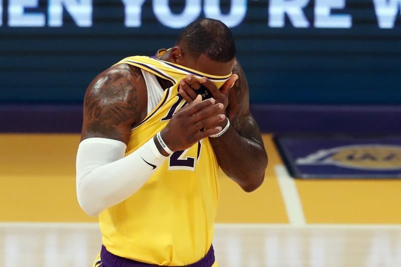 99-111. Los nuevos "Big 3" de los Lakers debutan con derrota ante los Warriors