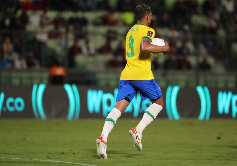 Thiago Silva califica de exageradas los palos a Neymar