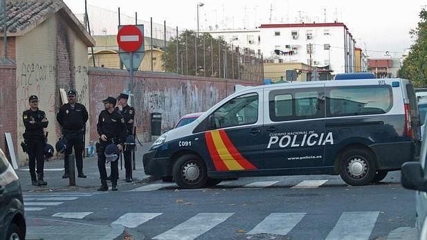 La Policía Nacional de Sevilla detiene a la agresora de docentes en Coria e investiga un tiroteo en Los Pajaritos