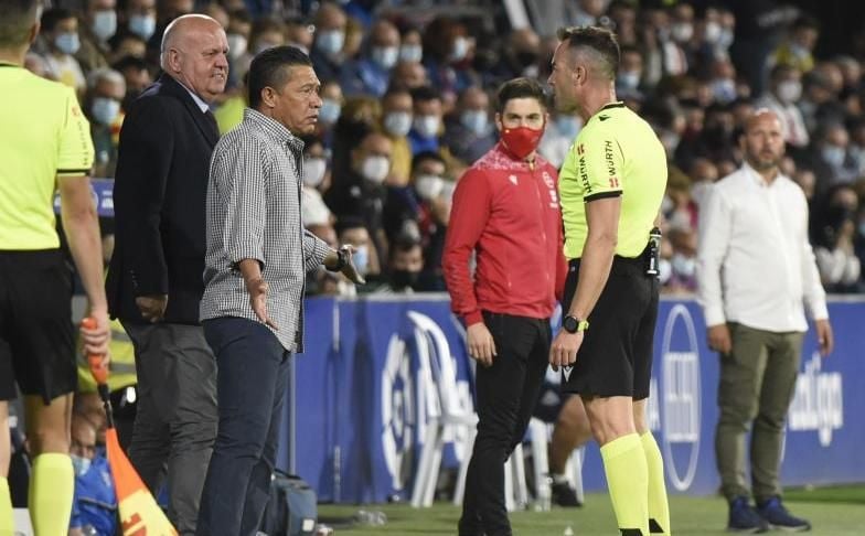 Hasta el técnico rival duda de la actuación del VAR en el gol del Málaga: "Tardaron demasiado en revisarlo"