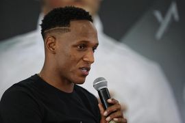 Yerry Mina dota a 5.000 familias de su pueblo de protección contra insectos
