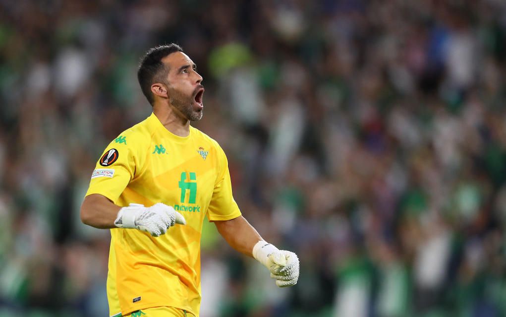 Bravo, el héroe, celebra el gran partido y manda un mensaje a la afición