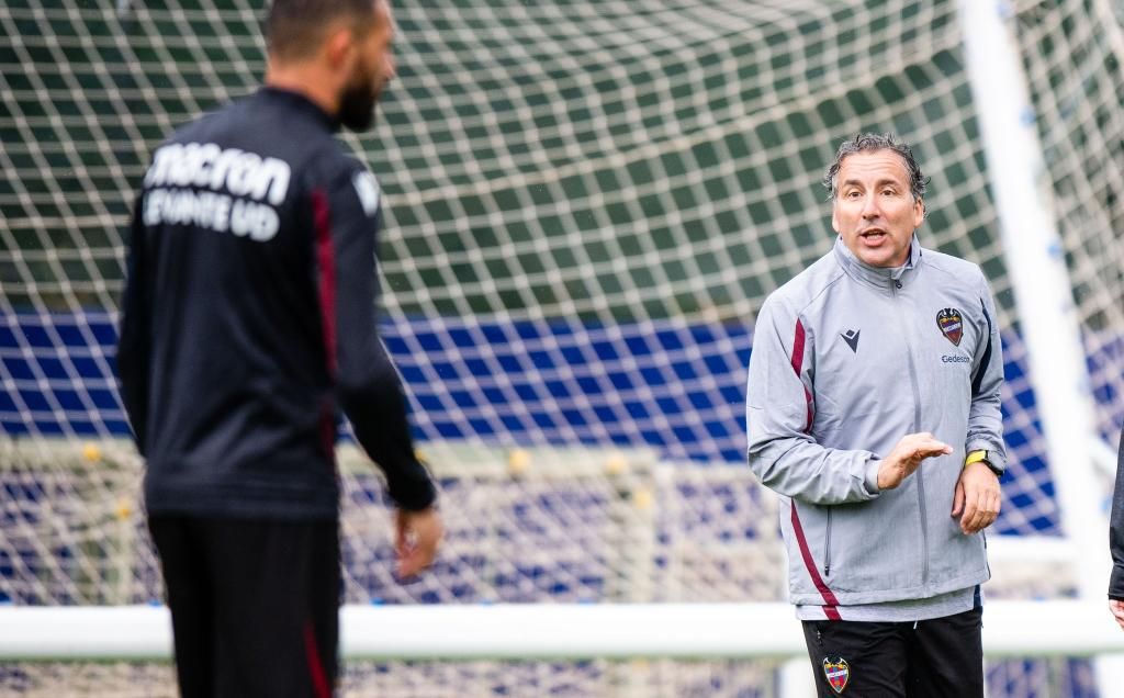 "No vamos a Sevilla diciendo 'a ver qué pasa'": Pereira pide un Levante ambicioso ante "un equipo top"