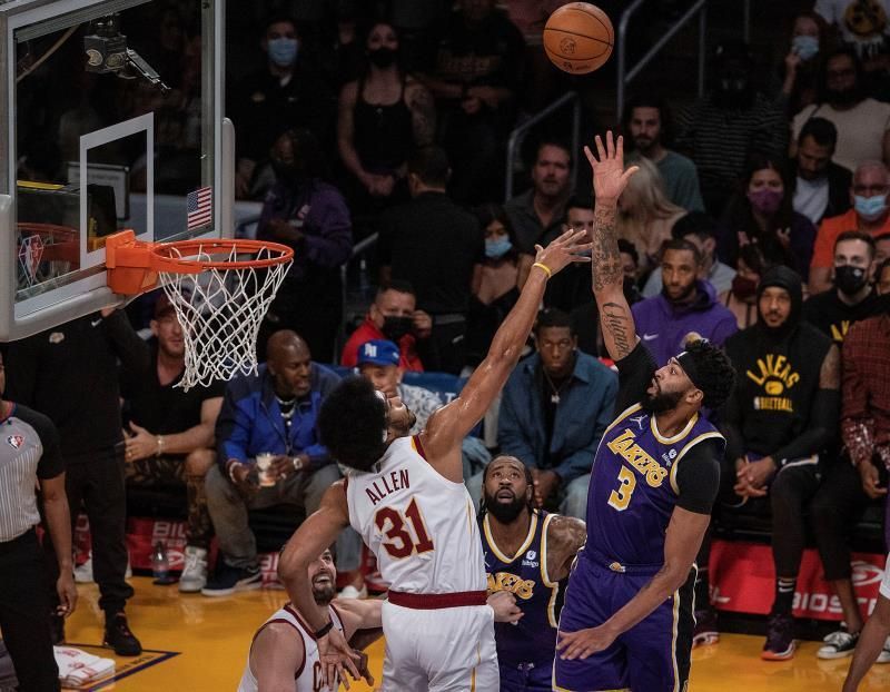 113-101: Anthony rescata a los Lakers ante los Cavaliers de un notable Rubio