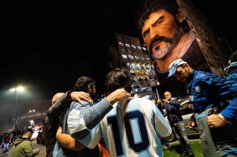 El Nápoles honra a Maradona con una equipación especial firmada por Armani