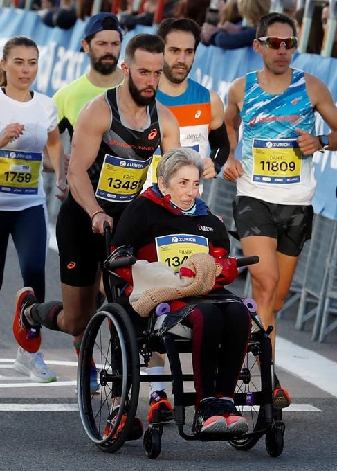 Eric Domingo, récord Guinness en maratón empujando la silla ruedas de su madre