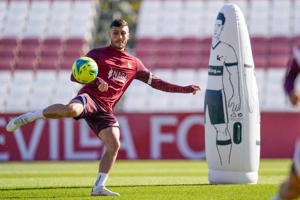 Entre sonrisas y caras de sueño, el Sevilla no para
