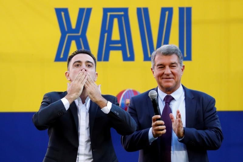 Xavi y Laporta se animan a cantar con los 9.422 espectadores del Camp Nou