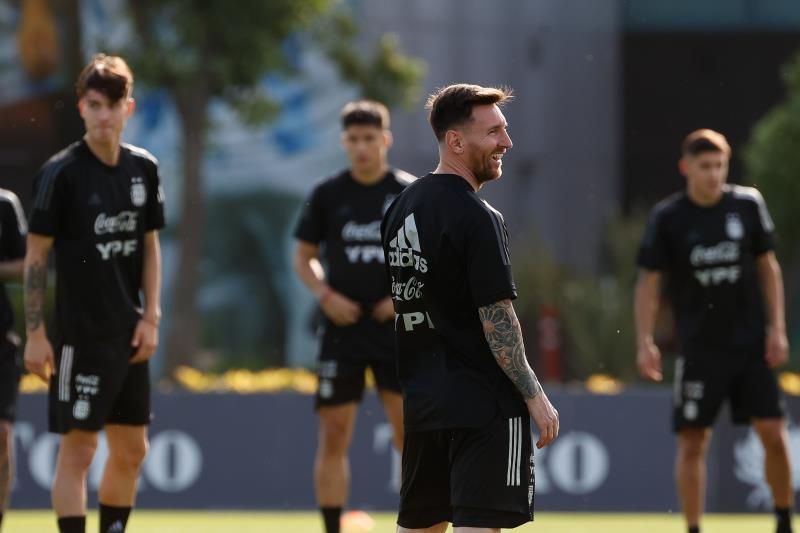 El Papu Gómez oposita al once en una Argentina con Messi