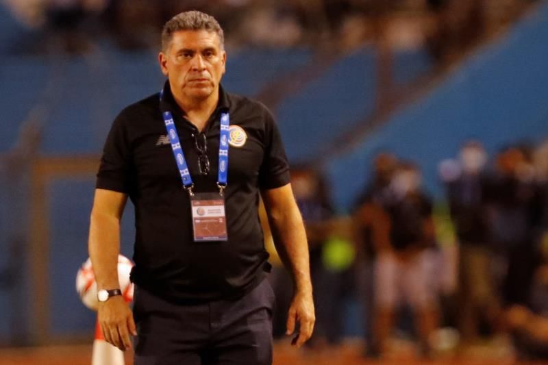 Luis Fernando Suárez critica las canchas sintéticas y la ausencia del VAR en la Concacaf