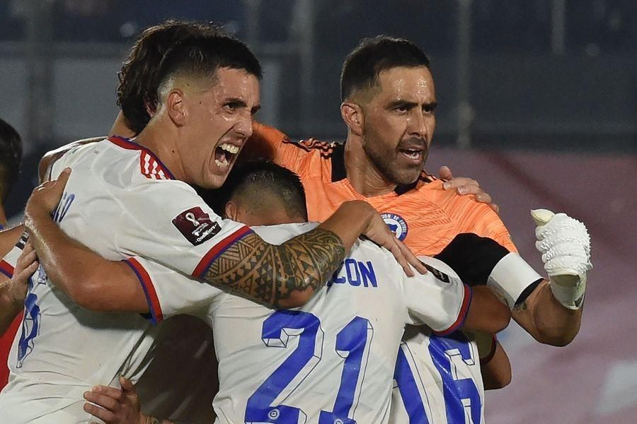 Ejemplar en el Betis y en Chile: Claudio Bravo hace historia y marca el camino de la reacción