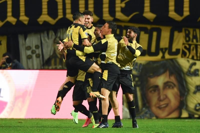 Peñarol cede terreno, pero no se baja de la cima del fútbol en Uruguay