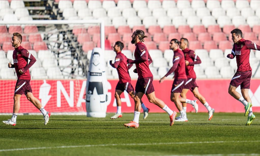 Risas y espera en el entrenamiento del Sevilla
