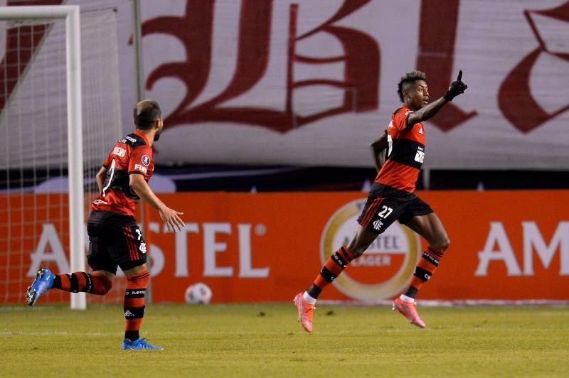 Flamengo marca un gol agónico, vence al Corinthians y sueña con el título