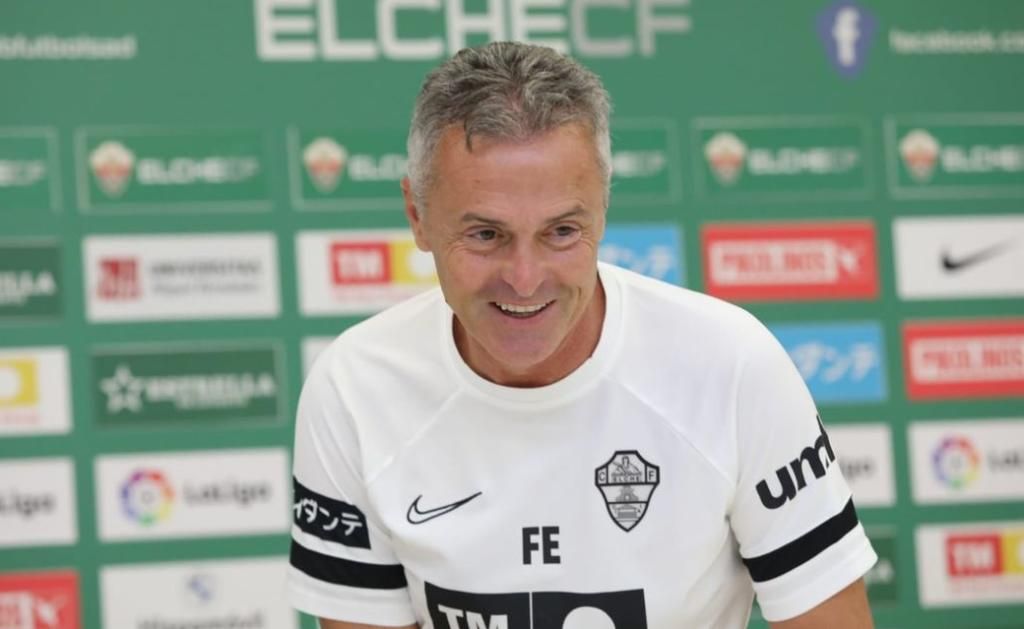 Fran Escribá le quiere discutir el balón al Betis en Elche