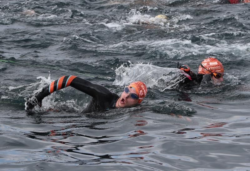 El viento impide avanzar a los tres franceses que cruzan a nado el Titicaca
