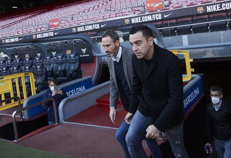 Xavi se estrena en el regreso del derbi Barça-Espanyol