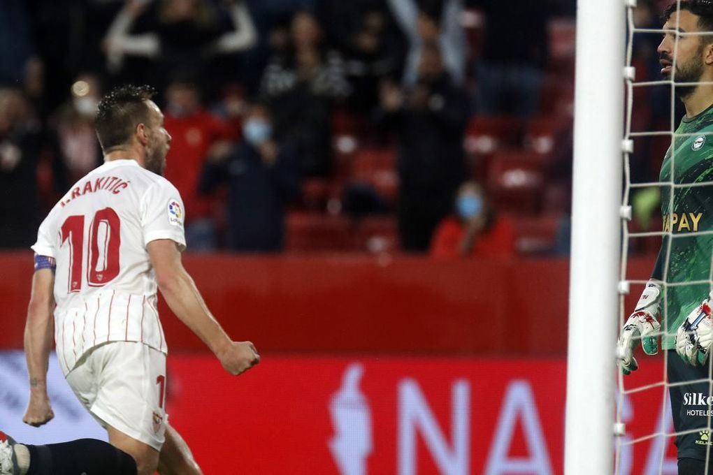 Sevilla FC 2-2 D. Alavés: Rakitic endereza lo que Muñiz Ruiz torció