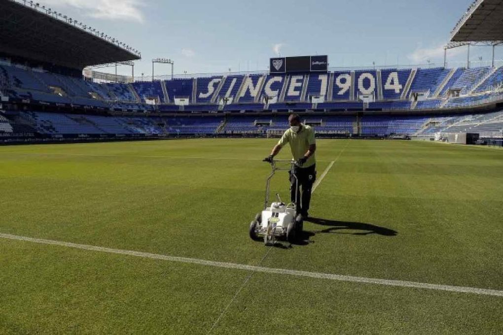 El césped de La Rosaleda muda su piel