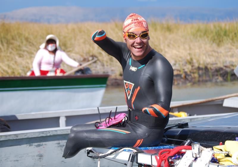 El nadador paralímpico Théo Curin completa la travesía más larga del Titicaca