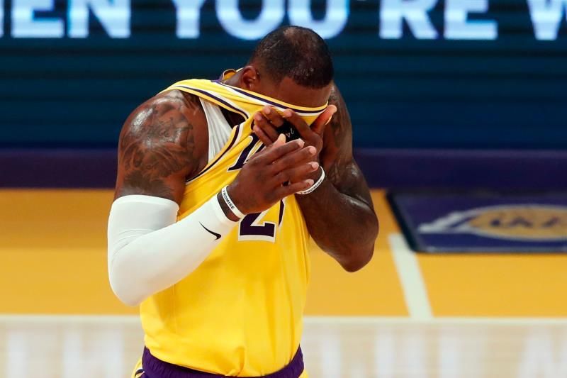 116-121. La expulsión de LeBron James genera remontada y triunfo de Lakers ante Pistons