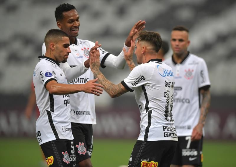 Corinthians alcanza su mejor posición en la liga pero lejos del líder Mineiro