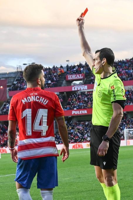La roja a Monchu deja al Real Madrid como único equipo sin expulsados