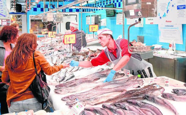 La OCU advierte: elegir dónde comprar es crucial para la economía familiar... y Alcampo responde