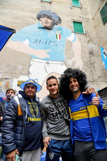 Nápoles recuerda a su amado Maradona con murales, esculturas y retratos