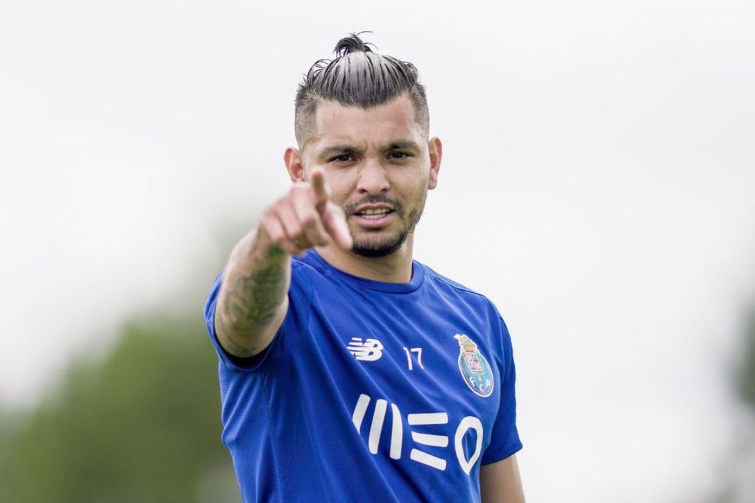 ¿Qué pasa con Tecatito? La propuesta del Sevilla, el plan del mexicano, el mercado de enero...