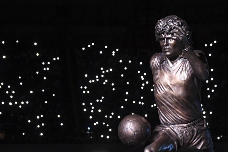 El Nápoles honra a Maradona con una estatua que homenajea a su 'D10S'