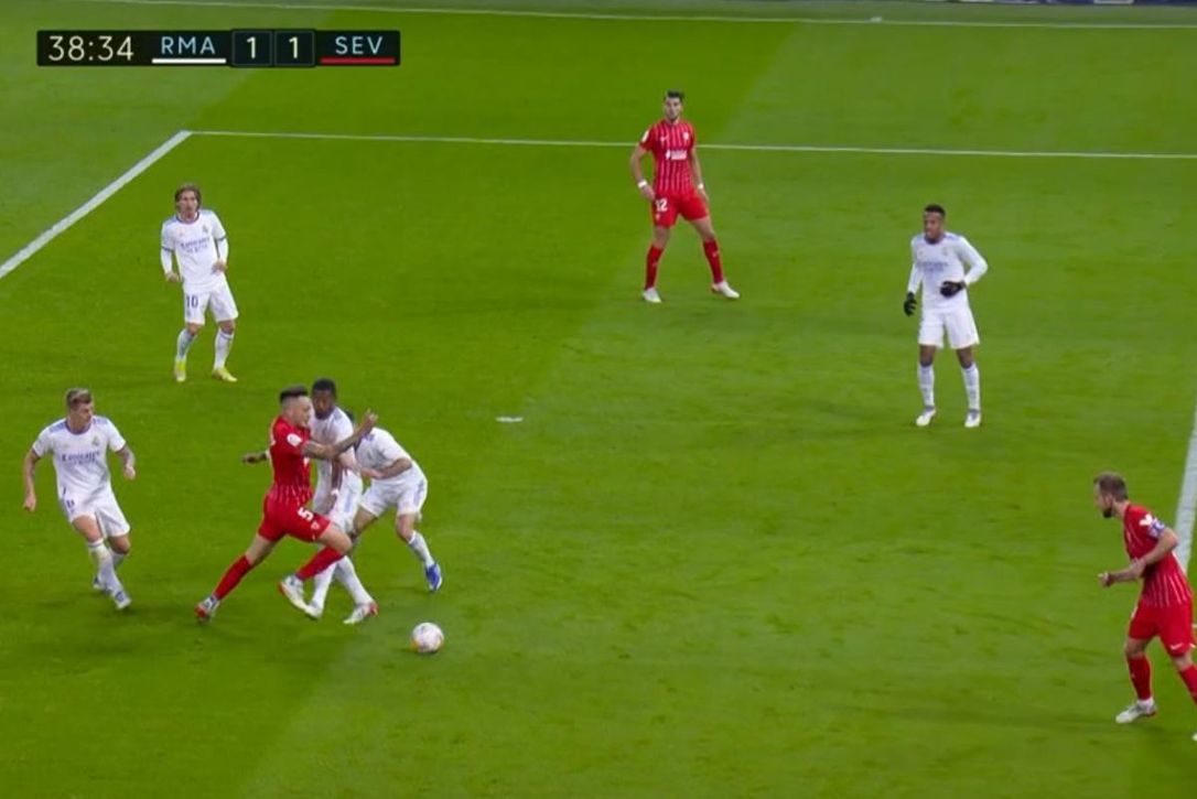 El penalti de Ocampos hace estallar a Monchi: "No hay más debate"