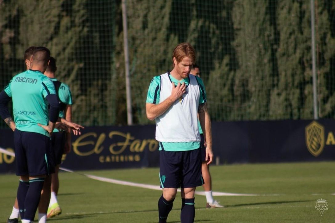 El Cádiz se planta y retira la oferta de renovación por Álex Fernández