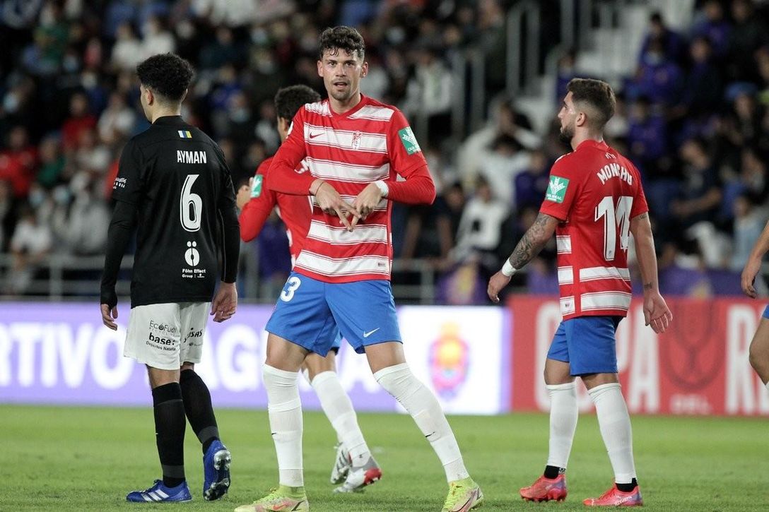 CD Laguna 0-7 Granada CF: Se crece en el trámite copero y evita el susto a Robert Moreno