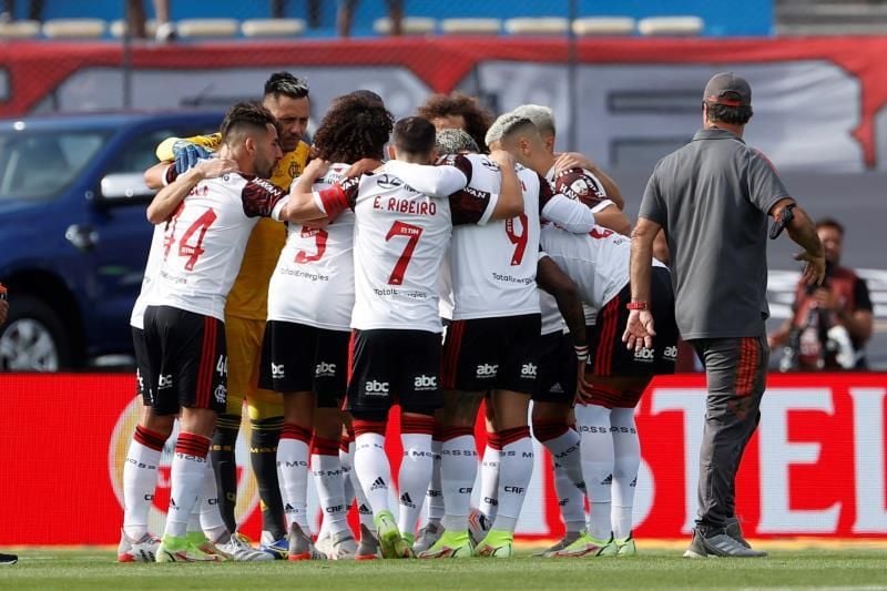 Flamengo gana al Ceará y se resiste a entregar el título al Atlético Mineiro