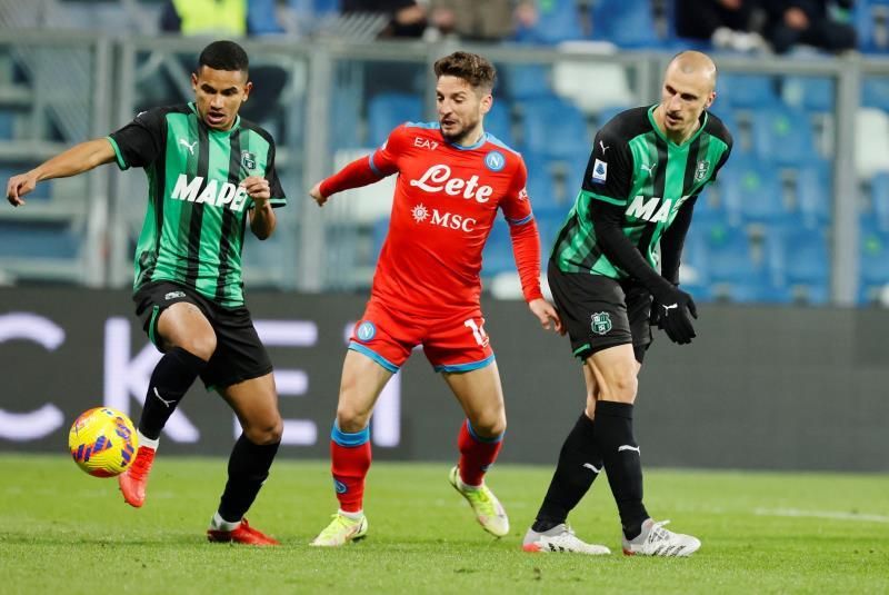 El Nápoles frena, pero mantiene el liderato por delante de Milan e Inter