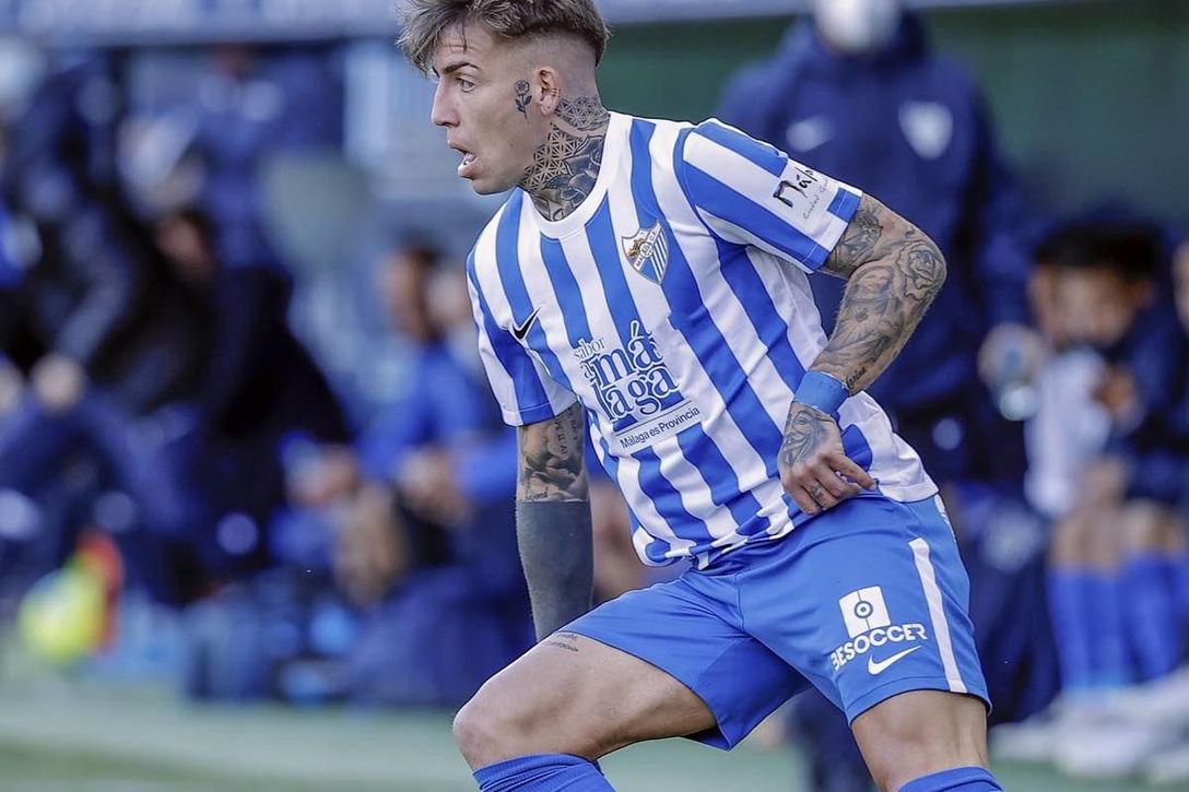 Brandon sí se mira el ombligo