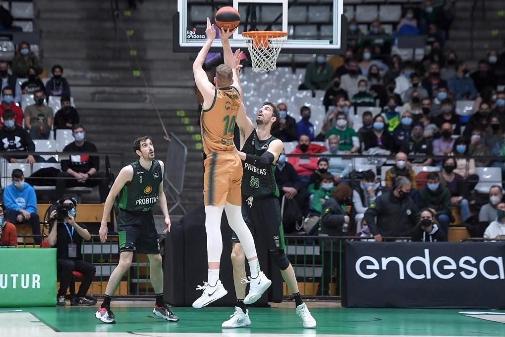 84-82. Los triples salvan al Joventut ante el colista, un competitivo Betis que tuvo un tiro para ganar