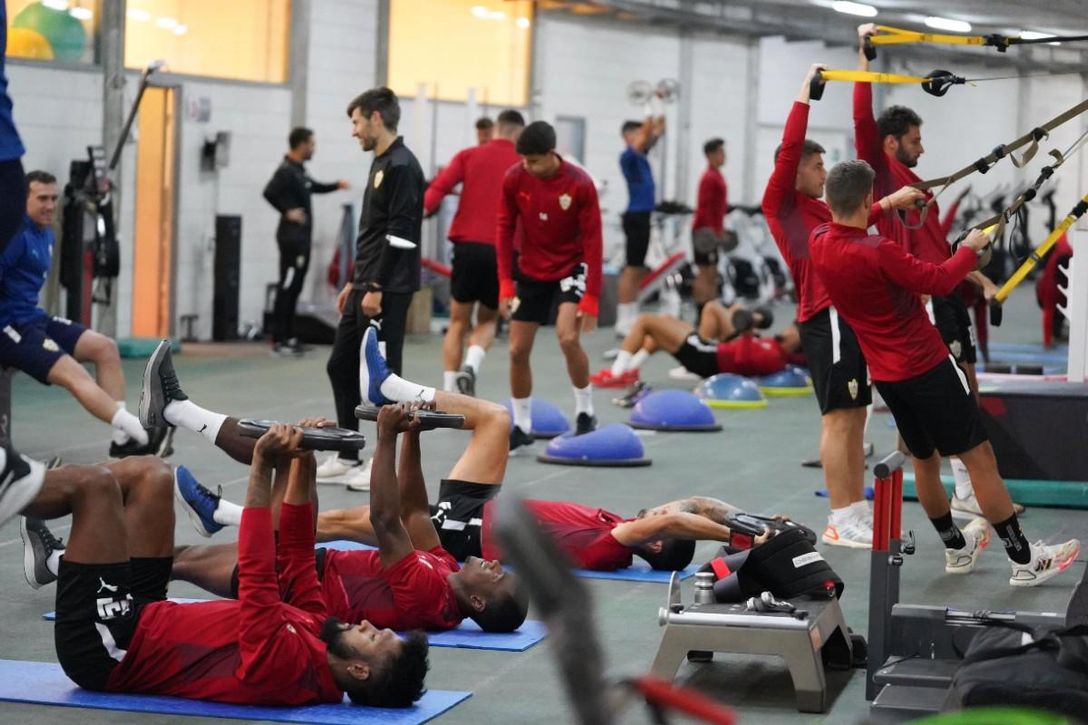 Así está el futuro de los cuatro hombres que quedan libres en el Almería de Rubi